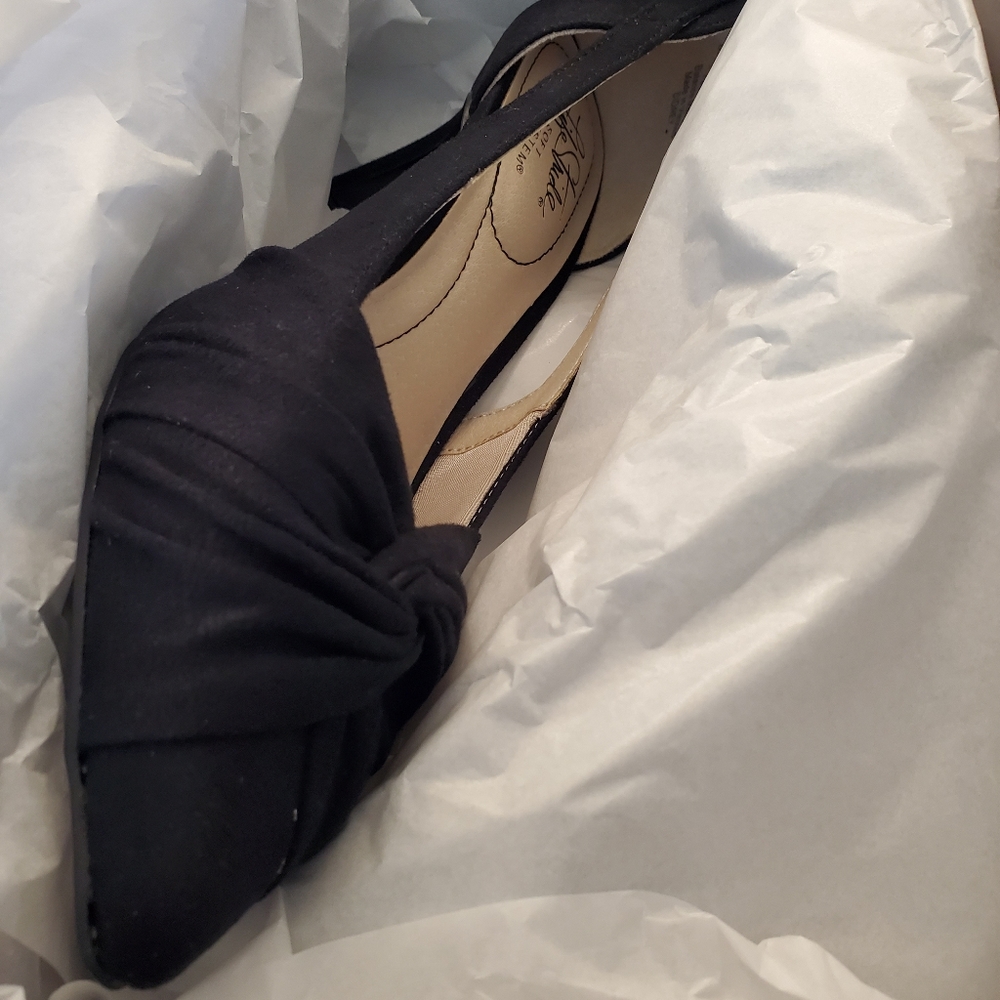 NIB!  Life Stride black pumps